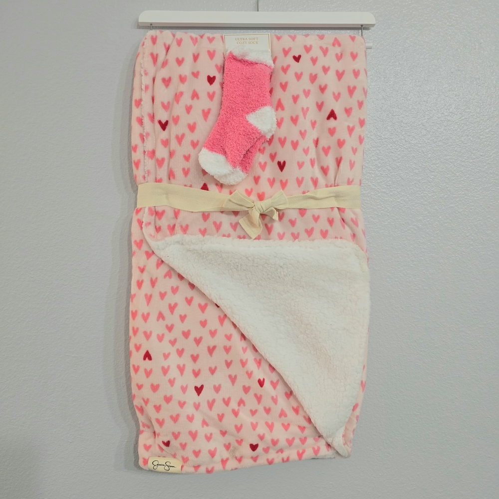 ❤️ Jessica Simpson Pink Heart Soft Blanket with Socks Gift Set. Nwt.